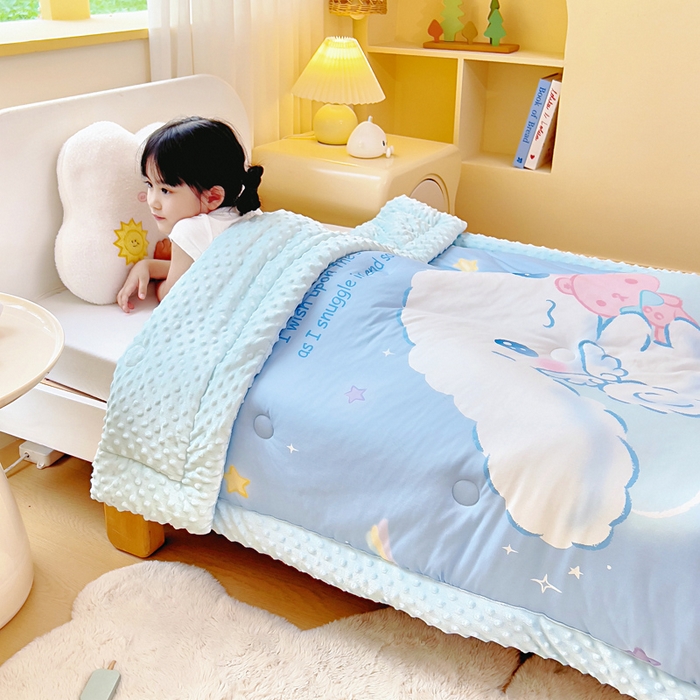 91家纺网 家纺一手货源 找家纺 吉咪兔家纺 2025新款大版三丽鸥库洛米儿童豆豆被针织棉幼儿园宝宝午睡春秋四季婴儿被子被芯 云朵玉桂狗