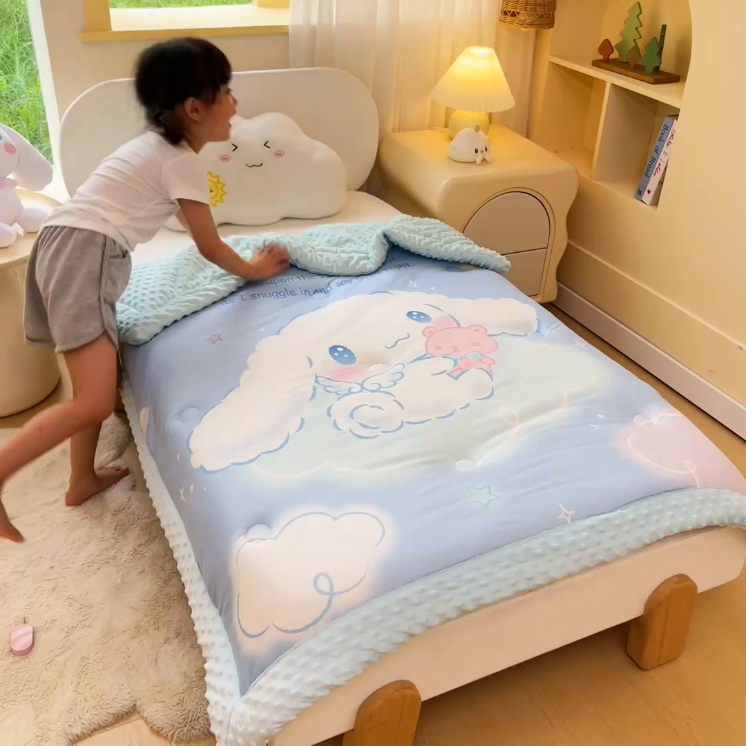 91家纺网 家纺一手货源 找家纺 吉咪兔家纺 2025新款大版三丽鸥库洛米儿童豆豆被针织棉幼儿园宝宝午睡春秋四季婴儿被子被芯 云朵玉桂狗