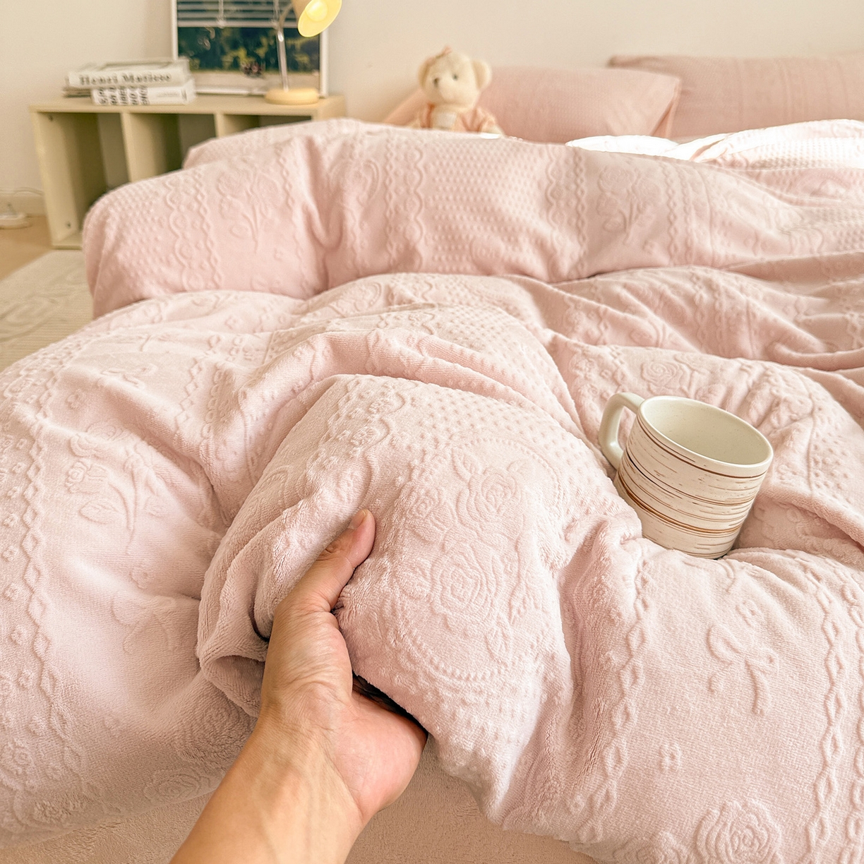 91家纺网 家纺一手货源 找家纺 （总）耀悦家纺 2025新款INS博主风立体A类全消光雕花牛奶绒四件套加厚韩系系列