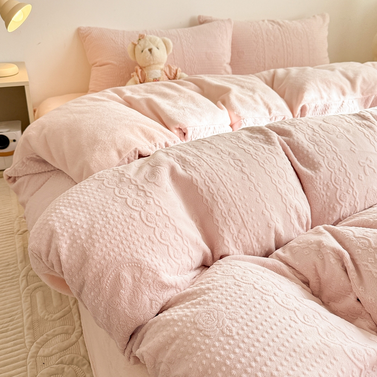 91家纺网 家纺一手货源 找家纺 （总）耀悦家纺 2025新款INS博主风立体A类全消光雕花牛奶绒四件套加厚韩系系列