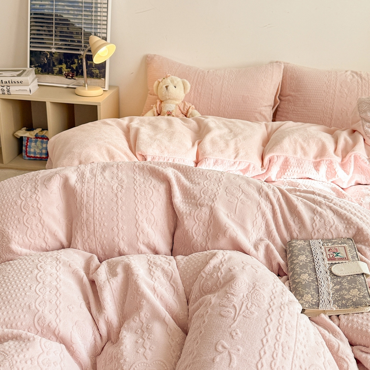 91家纺网 家纺一手货源 找家纺 （总）耀悦家纺 2025新款INS博主风立体A类全消光雕花牛奶绒四件套加厚韩系系列