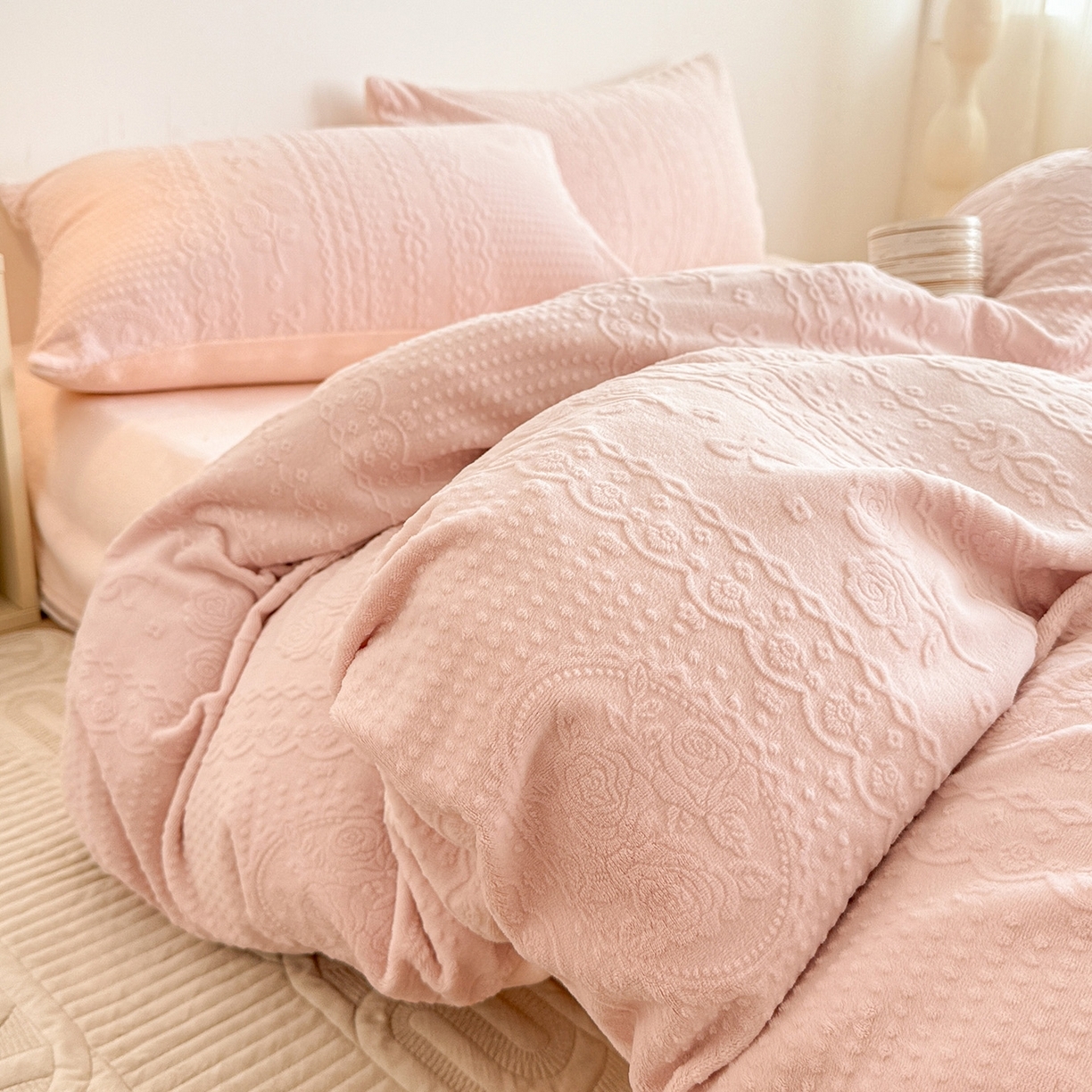 91家纺网 家纺一手货源 找家纺 （总）耀悦家纺 2025新款INS博主风立体A类全消光雕花牛奶绒四件套加厚韩系系列