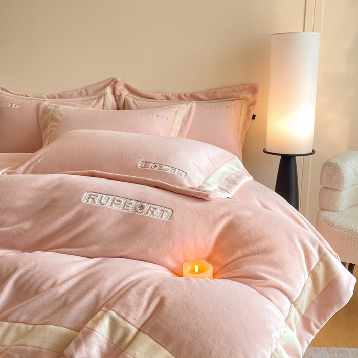 91家纺网 家纺一手货源 找家纺 雅萱家纺 2025新款300g全消光牛奶绒四件套 鲁珀特-粉色