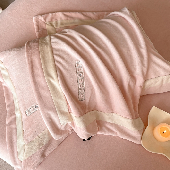 91家纺网 家纺一手货源 找家纺 雅萱家纺 2025新款300g全消光牛奶绒四件套 鲁珀特-粉色