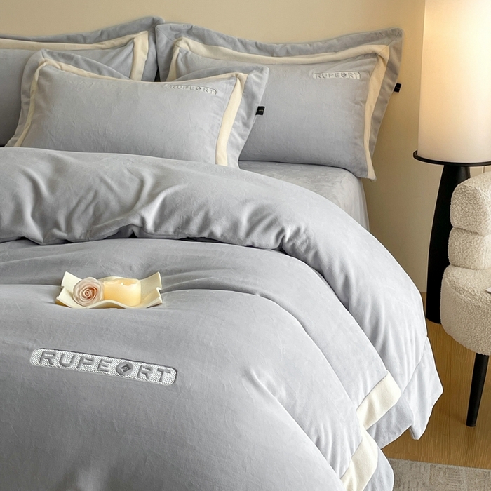 91家纺网 家纺一手货源 找家纺 雅萱家纺 2025新款300g全消光牛奶绒四件套 鲁珀特-灰色
