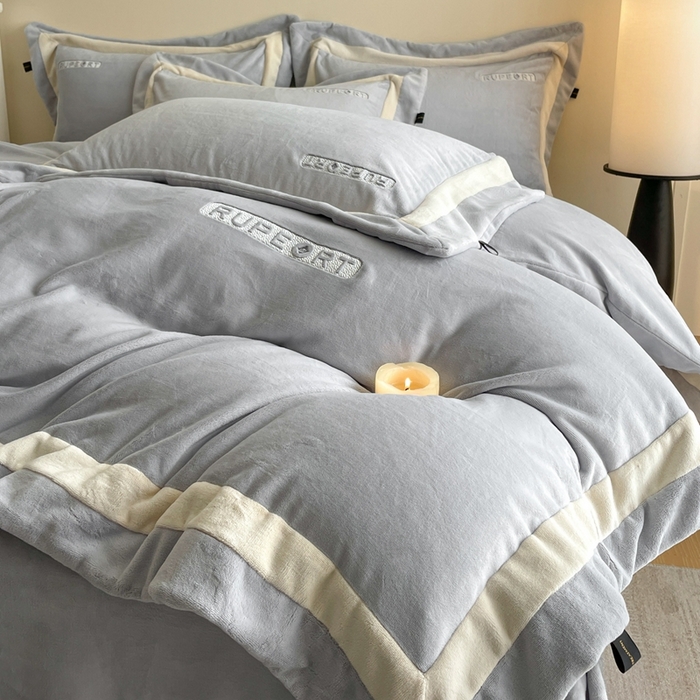 91家纺网 家纺一手货源 找家纺 雅萱家纺 2025新款300g全消光牛奶绒四件套 鲁珀特-灰色