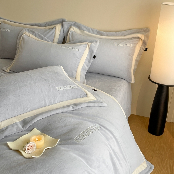 91家纺网 家纺一手货源 找家纺 雅萱家纺 2025新款300g全消光牛奶绒四件套 鲁珀特-灰色