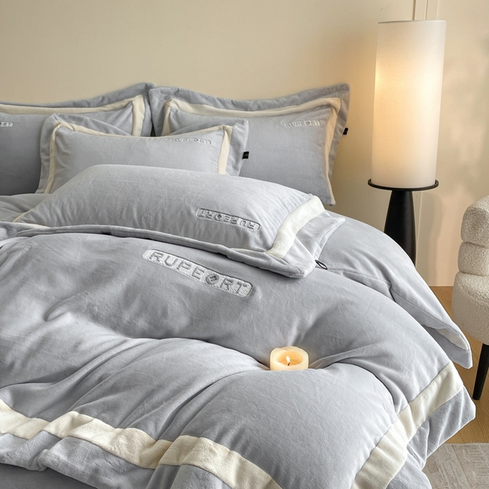 91家纺网 家纺一手货源 找家纺 雅萱家纺 2025新款300g全消光牛奶绒四件套 鲁珀特-灰色