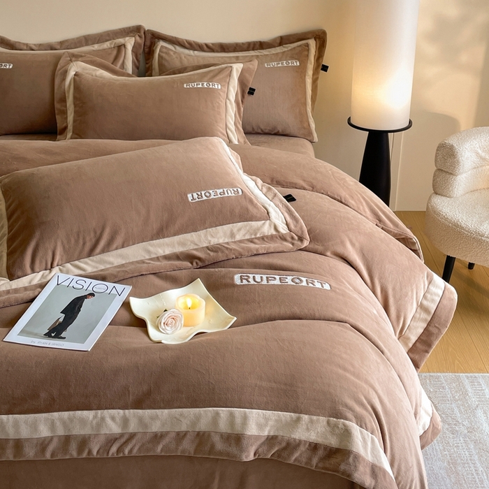 91家纺网 家纺一手货源 找家纺 雅萱家纺 2025新款300g全消光牛奶绒四件套 鲁珀特-咖色