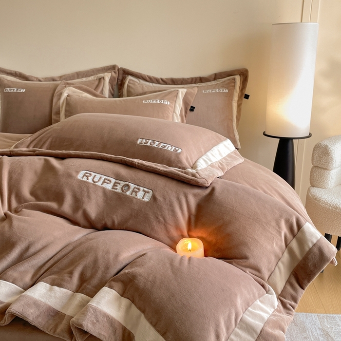 91家纺网 家纺一手货源 找家纺 雅萱家纺 2025新款300g全消光牛奶绒四件套 鲁珀特-咖色