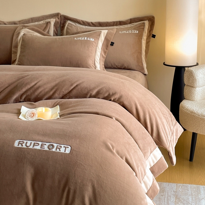 91家纺网 家纺一手货源 找家纺 雅萱家纺 2025新款300g全消光牛奶绒四件套 鲁珀特-咖色