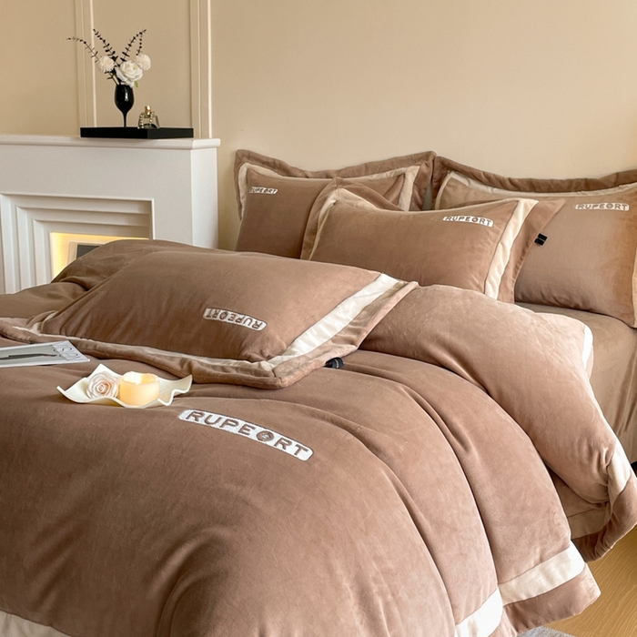 91家纺网 家纺一手货源 找家纺 雅萱家纺 2025新款300g全消光牛奶绒四件套 鲁珀特-咖色