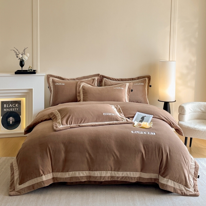 雅萱家纺 2025新款300g全消光牛奶绒四件套 鲁珀特-咖色