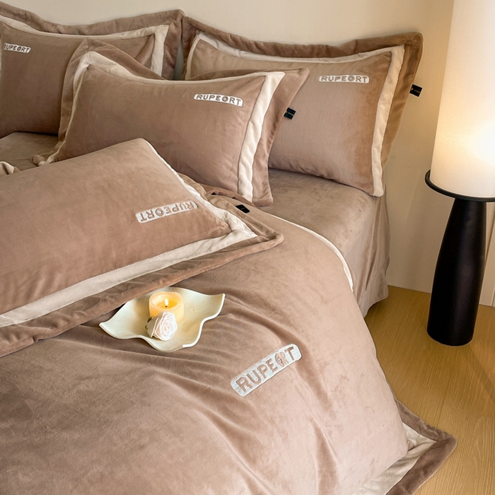 91家纺网 家纺一手货源 找家纺 雅萱家纺 2025新款300g全消光牛奶绒四件套 鲁珀特-咖色