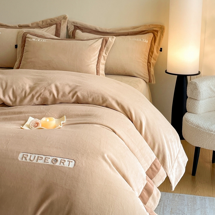 91家纺网 家纺一手货源 找家纺 雅萱家纺 2025新款300g全消光牛奶绒四件套 鲁珀特-卡其