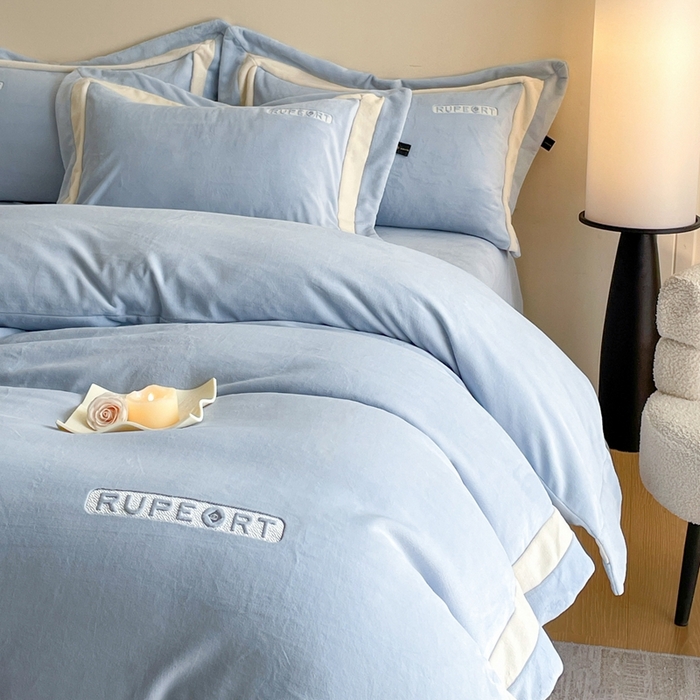 91家纺网 家纺一手货源 找家纺 雅萱家纺 2025新款300g全消光牛奶绒四件套 鲁珀特-蓝色