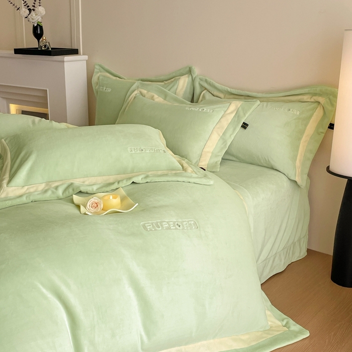 91家纺网 家纺一手货源 找家纺 雅萱家纺 2025新款300g全消光牛奶绒四件套 鲁珀特-绿色