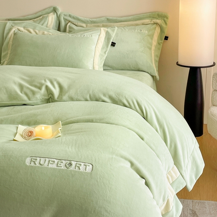 91家纺网 家纺一手货源 找家纺 雅萱家纺 2025新款300g全消光牛奶绒四件套 鲁珀特-绿色