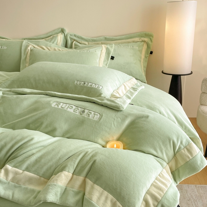 91家纺网 家纺一手货源 找家纺 雅萱家纺 2025新款300g全消光牛奶绒四件套 鲁珀特-绿色