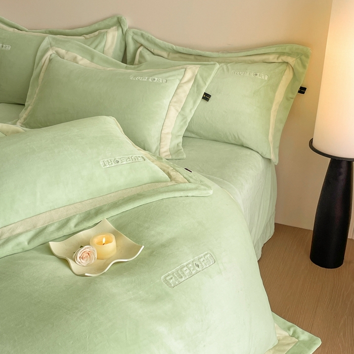 91家纺网 家纺一手货源 找家纺 雅萱家纺 2025新款300g全消光牛奶绒四件套 鲁珀特-绿色
