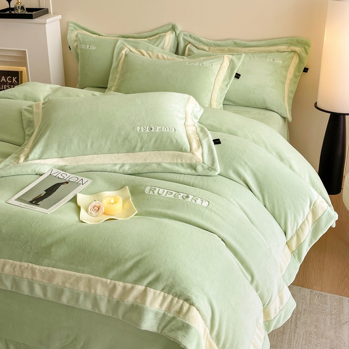91家纺网 家纺一手货源 找家纺 雅萱家纺 2025新款300g全消光牛奶绒四件套 鲁珀特-绿色