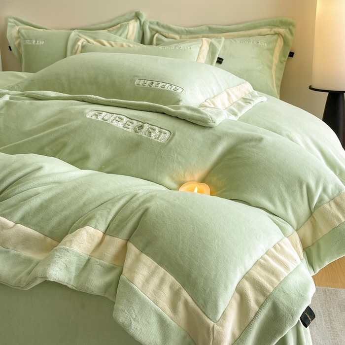 91家纺网 家纺一手货源 找家纺 雅萱家纺 2025新款300g全消光牛奶绒四件套 鲁珀特-绿色