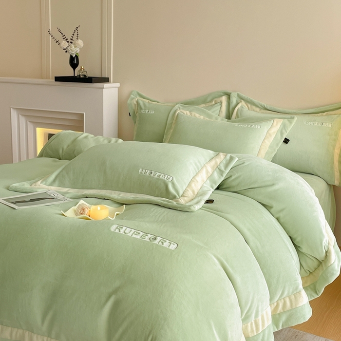 91家纺网 家纺一手货源 找家纺 雅萱家纺 2025新款300g全消光牛奶绒四件套 鲁珀特-绿色