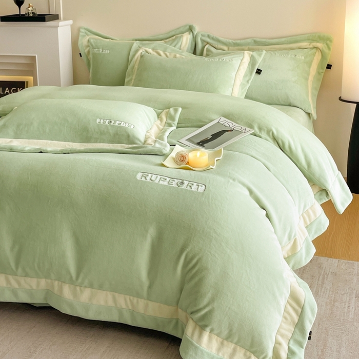 91家纺网 家纺一手货源 找家纺 雅萱家纺 2025新款300g全消光牛奶绒四件套 鲁珀特-绿色