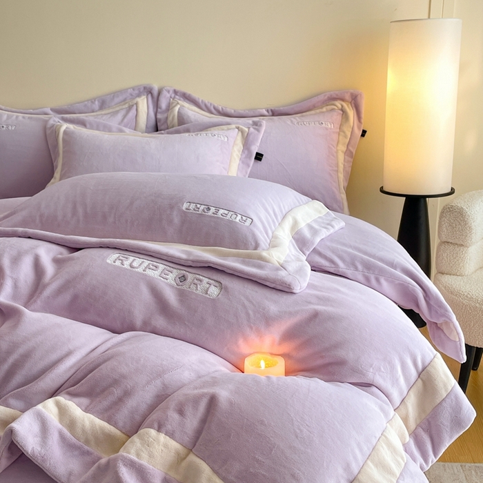 91家纺网 家纺一手货源 找家纺 雅萱家纺 2025新款300g全消光牛奶绒四件套 鲁珀特-紫色