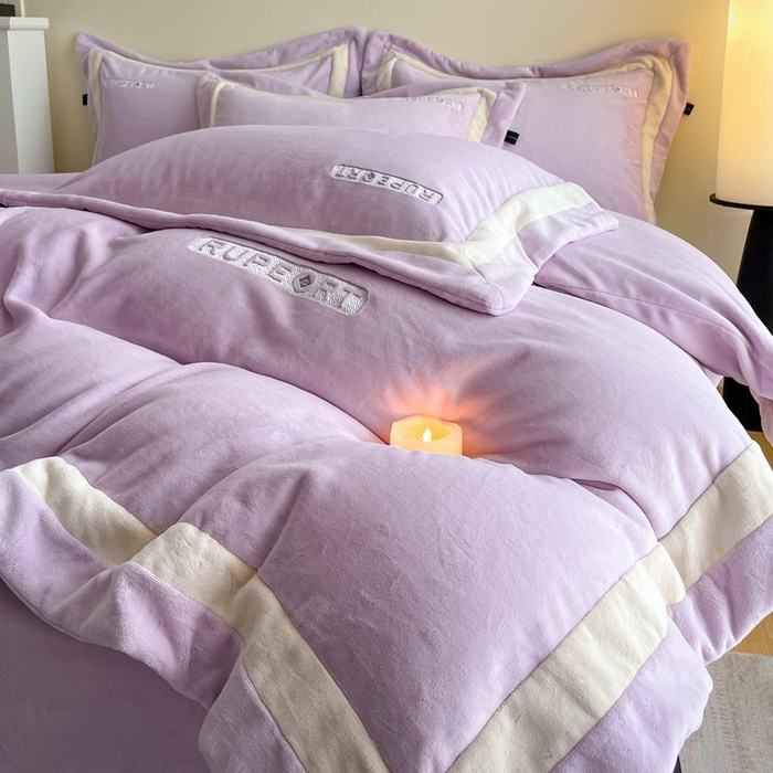 91家纺网 家纺一手货源 找家纺 雅萱家纺 2025新款300g全消光牛奶绒四件套 鲁珀特-紫色