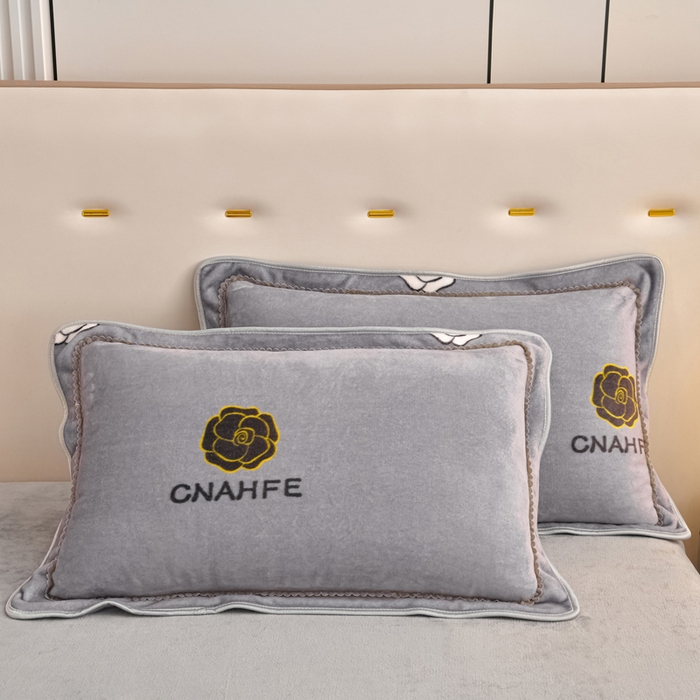 91家纺网 家纺一手货源 找家纺 绘萱2025新品爆款8斤包边印花牛奶绒四件套床裙款法莱绒金貂貂狐 玫瑰花语-灰