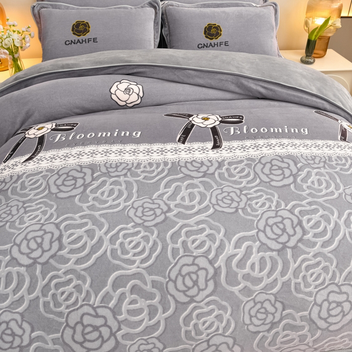91家纺网 家纺一手货源 找家纺 绘萱2025新品爆款8斤包边印花牛奶绒四件套床裙款法莱绒金貂貂狐 玫瑰花语-灰