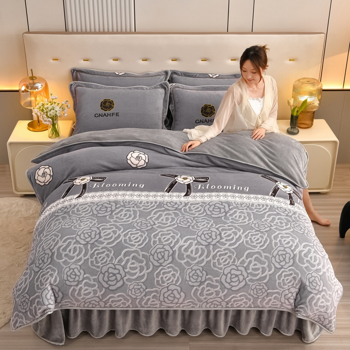 91家纺网 家纺一手货源 找家纺 绘萱2025新品爆款8斤包边印花牛奶绒四件套床裙款法莱绒金貂貂狐 玫瑰花语-灰
