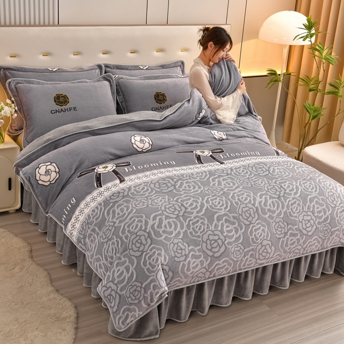91家纺网 家纺一手货源 找家纺 绘萱2025新品爆款8斤包边印花牛奶绒四件套床裙款法莱绒金貂貂狐 玫瑰花语-灰