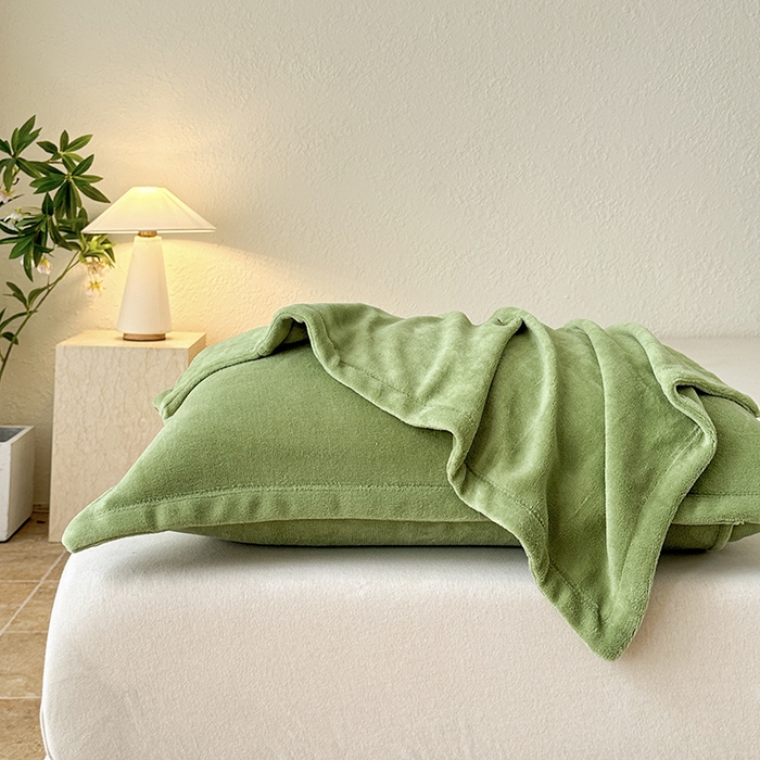 91家纺网 家纺一手货源 找家纺 百寐 2025新款纯色牛奶绒抗静电加厚保暖信封加大50*80/48*74/40*60 青草绿