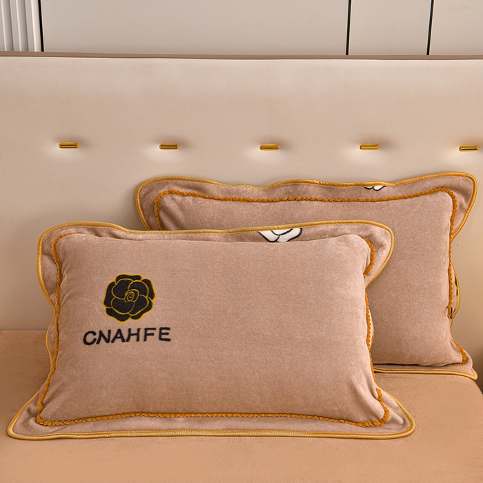 91家纺网 家纺一手货源 找家纺 绘萱2025新品爆款8斤包边印花牛奶绒四件套床裙款法莱绒金貂貂狐 玫瑰花语-咖