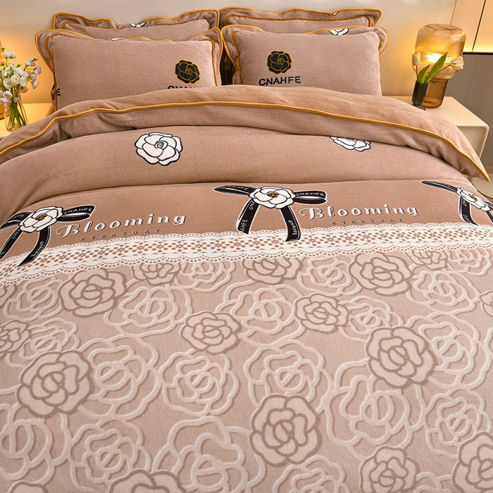 91家纺网 家纺一手货源 找家纺 绘萱2025新品爆款8斤包边印花牛奶绒四件套床裙款法莱绒金貂貂狐 玫瑰花语-咖