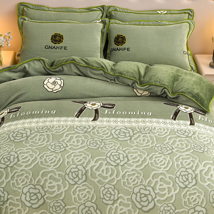 91家纺网 家纺一手货源 找家纺 绘萱2025新品爆款8斤包边印花牛奶绒四件套床裙款法莱绒金貂貂狐 玫瑰花语-绿