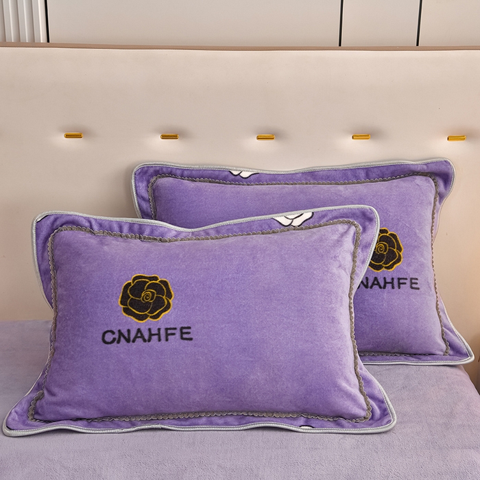 91家纺网 家纺一手货源 找家纺 绘萱2025新品爆款8斤包边印花牛奶绒四件套床裙款法莱绒金貂貂狐 玫瑰花语-紫