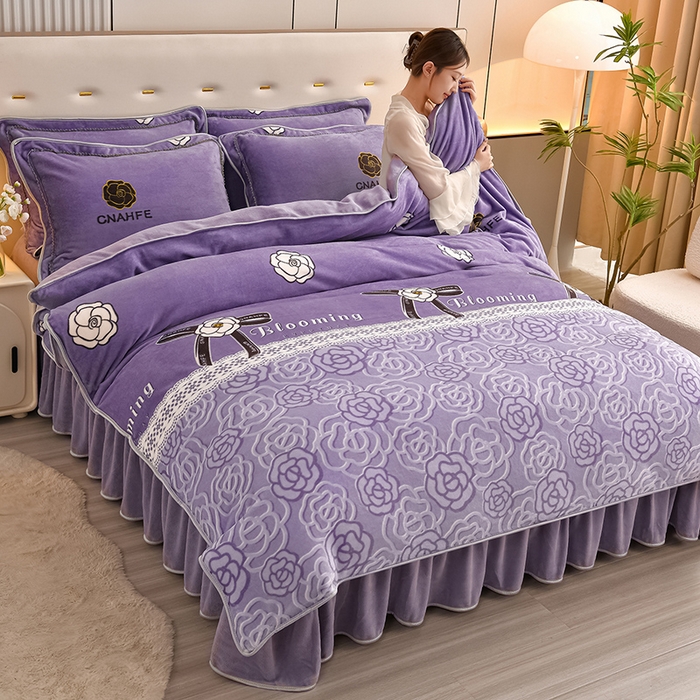 91家纺网 家纺一手货源 找家纺 绘萱2025新品爆款8斤包边印花牛奶绒四件套床裙款法莱绒金貂貂狐 玫瑰花语-紫