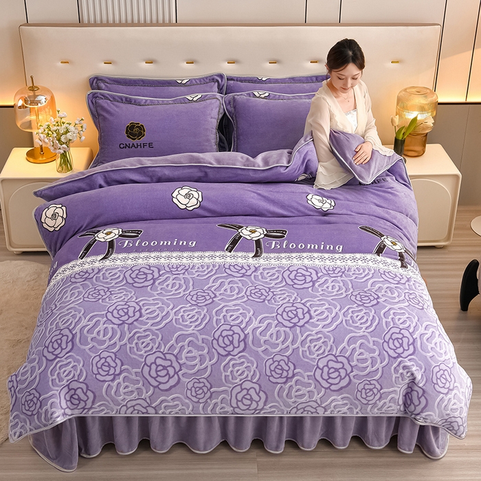 91家纺网 家纺一手货源 找家纺 绘萱2025新品爆款8斤包边印花牛奶绒四件套床裙款法莱绒金貂貂狐 玫瑰花语-紫
