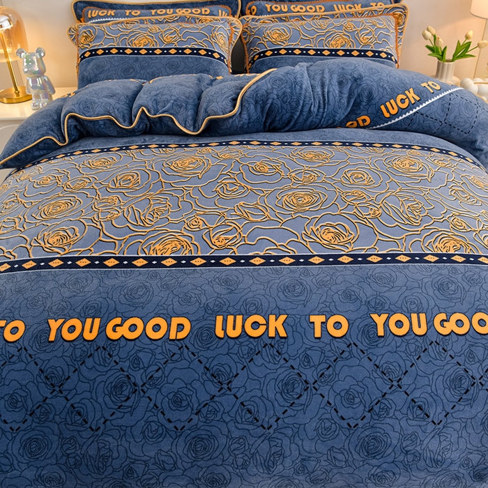 91家纺网 家纺一手货源 找家纺 绘萱2025新品爆款8斤包边印花牛奶绒四件套床裙款法莱绒金貂貂狐 玫瑰物语