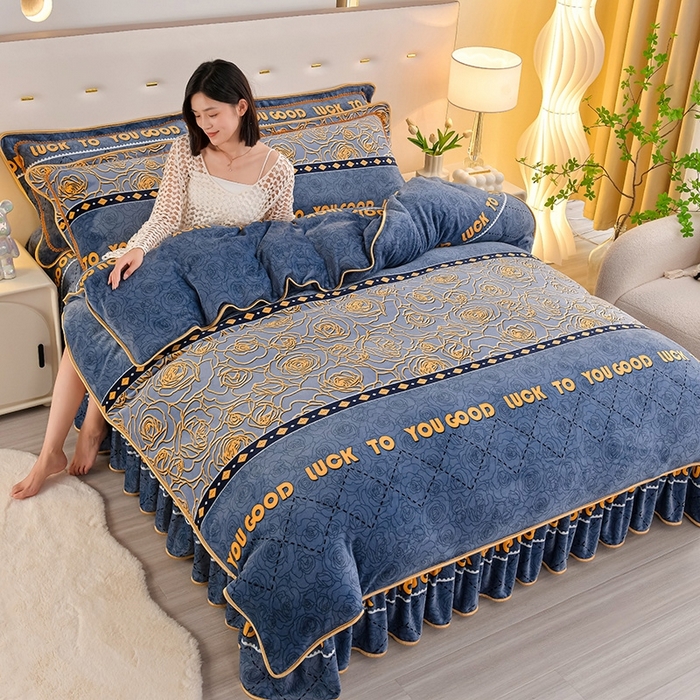 91家纺网 家纺一手货源 找家纺 绘萱2025新品爆款8斤包边印花牛奶绒四件套床裙款法莱绒金貂貂狐 玫瑰物语