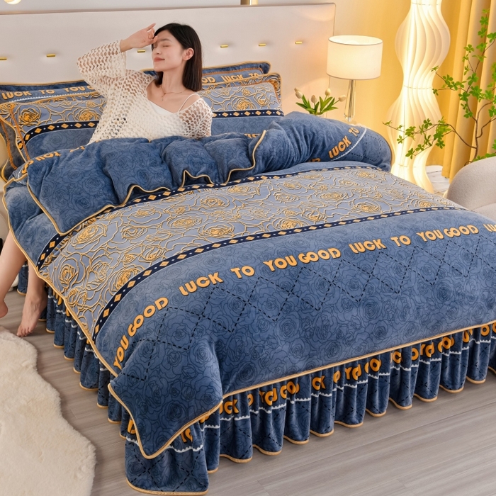 91家纺网 家纺一手货源 找家纺 绘萱2025新品爆款8斤包边印花牛奶绒四件套床裙款法莱绒金貂貂狐 玫瑰物语