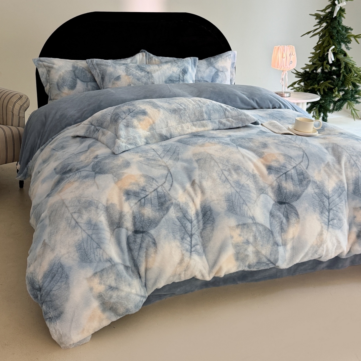 91家纺网 家纺一手货源 找家纺 7V 2025新款A类兔毛绒印花床单四件套夹棉床盖床笠四件套全工艺牛奶绒    叶知秋