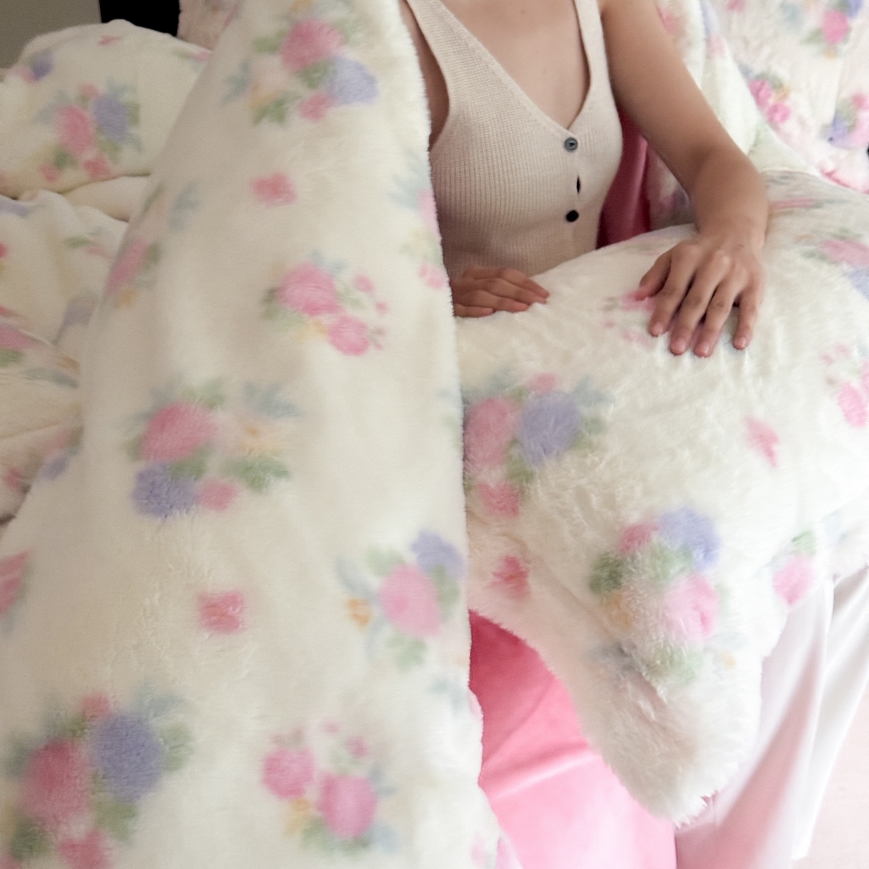 91家纺网 家纺一手货源 找家纺 7V 2025新款A类兔毛绒印花床单四件套夹棉床盖床笠四件套全工艺牛奶绒    花晨月夕