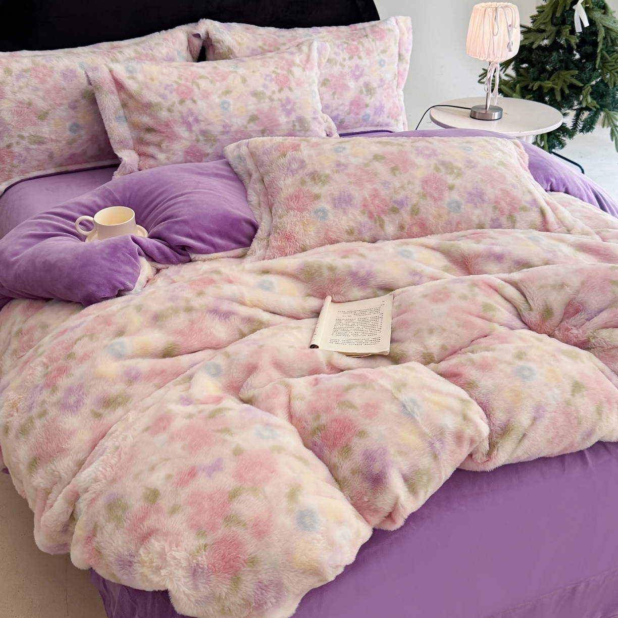 91家纺网 家纺一手货源 找家纺 7V 2025新款A类兔毛绒印花床单四件套夹棉床盖床笠四件套全工艺牛奶绒    百紫千红