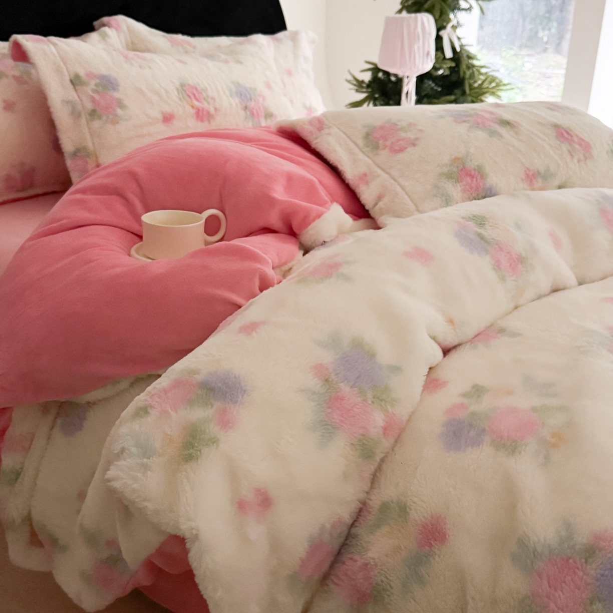 91家纺网 家纺一手货源 找家纺 7V 2025新款A类兔毛绒印花床单四件套夹棉床盖床笠四件套全工艺牛奶绒    花晨月夕