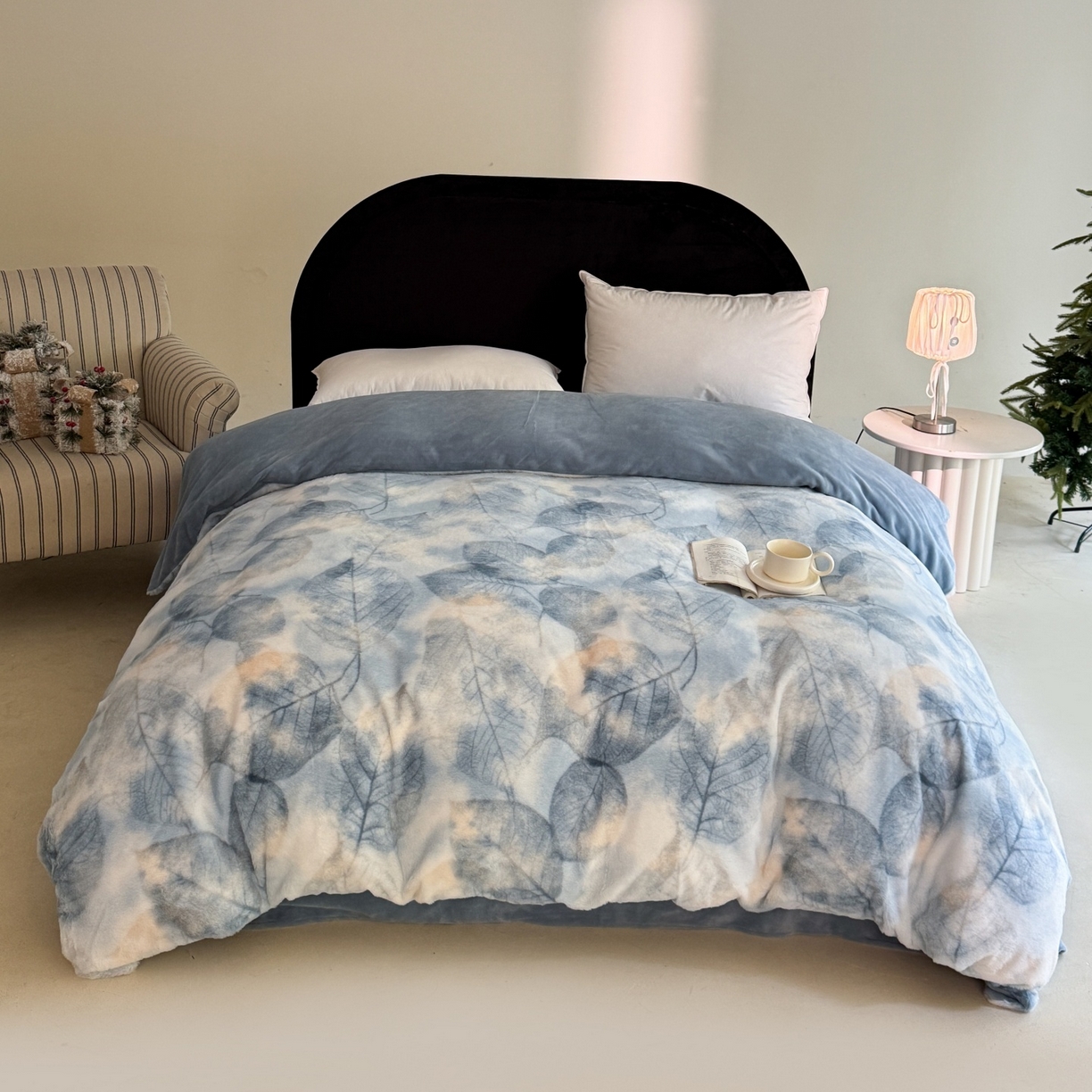 91家纺网 家纺一手货源 找家纺 7V 2025新款A类兔毛绒印花床单四件套夹棉床盖床笠四件套全工艺牛奶绒    叶知秋