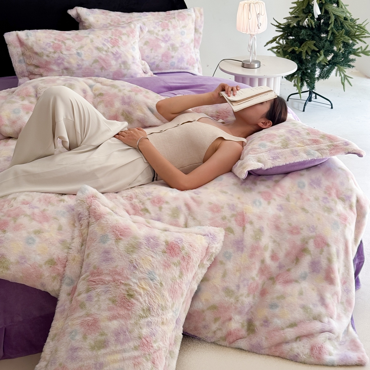 91家纺网 家纺一手货源 找家纺 7V 2025新款A类兔毛绒印花床单四件套夹棉床盖床笠四件套全工艺牛奶绒    百紫千红